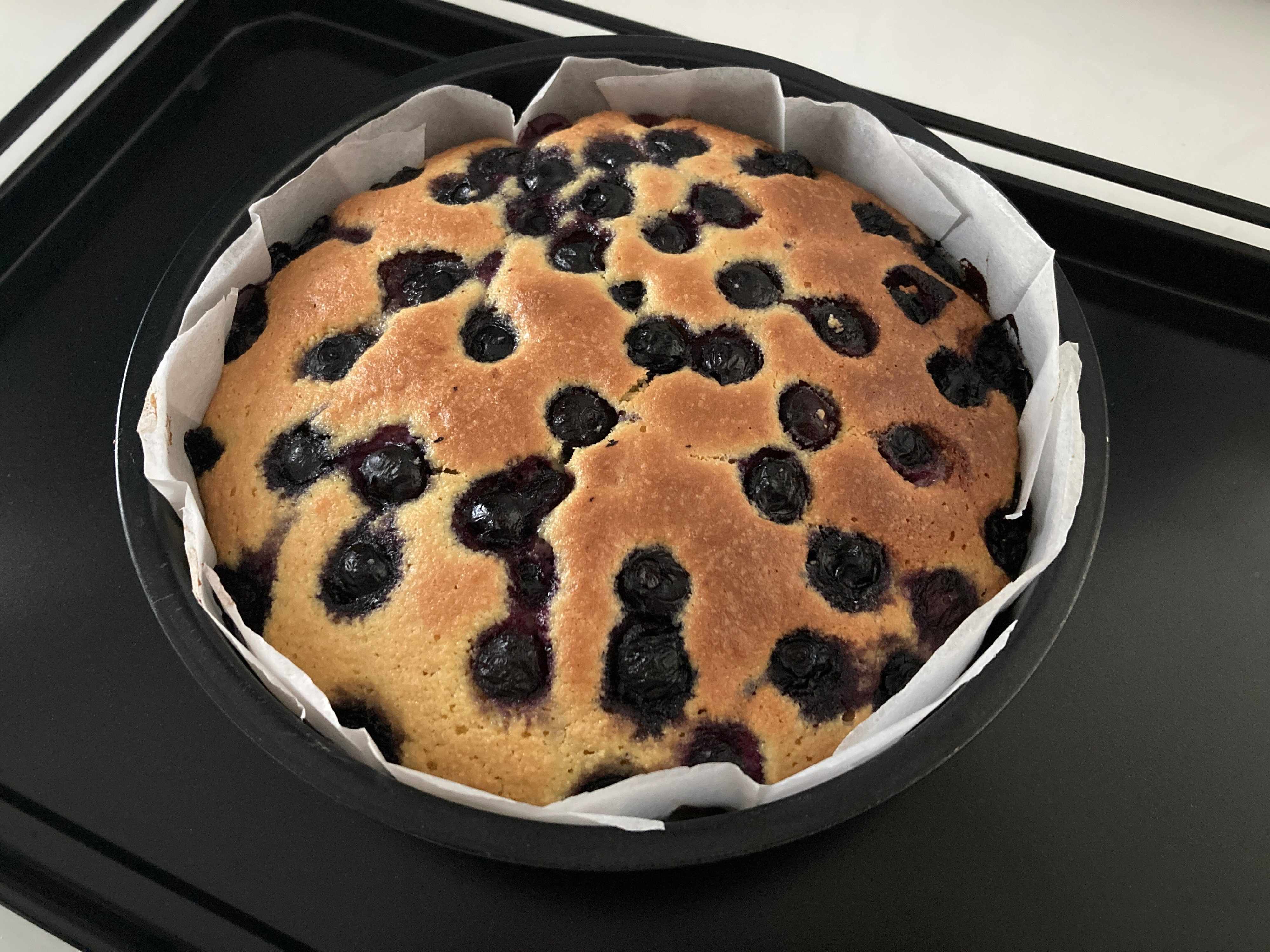 焼き上がったアーモンドブルーベリーケーキ