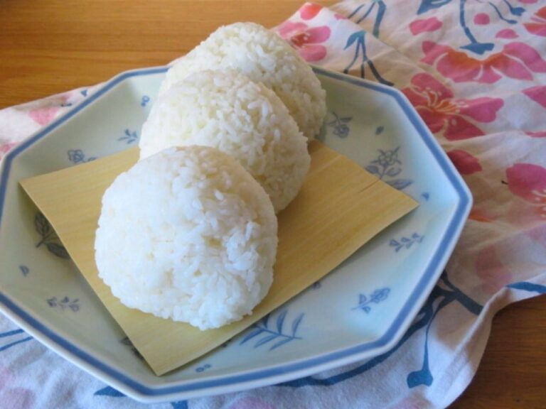 コロンとした形がいとおしい！ラップなしでもにぎれる手抜きおにぎり