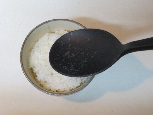 しゃもじでおさえる