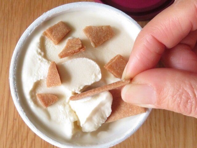 八ツ橋でアイスクリームをすくう