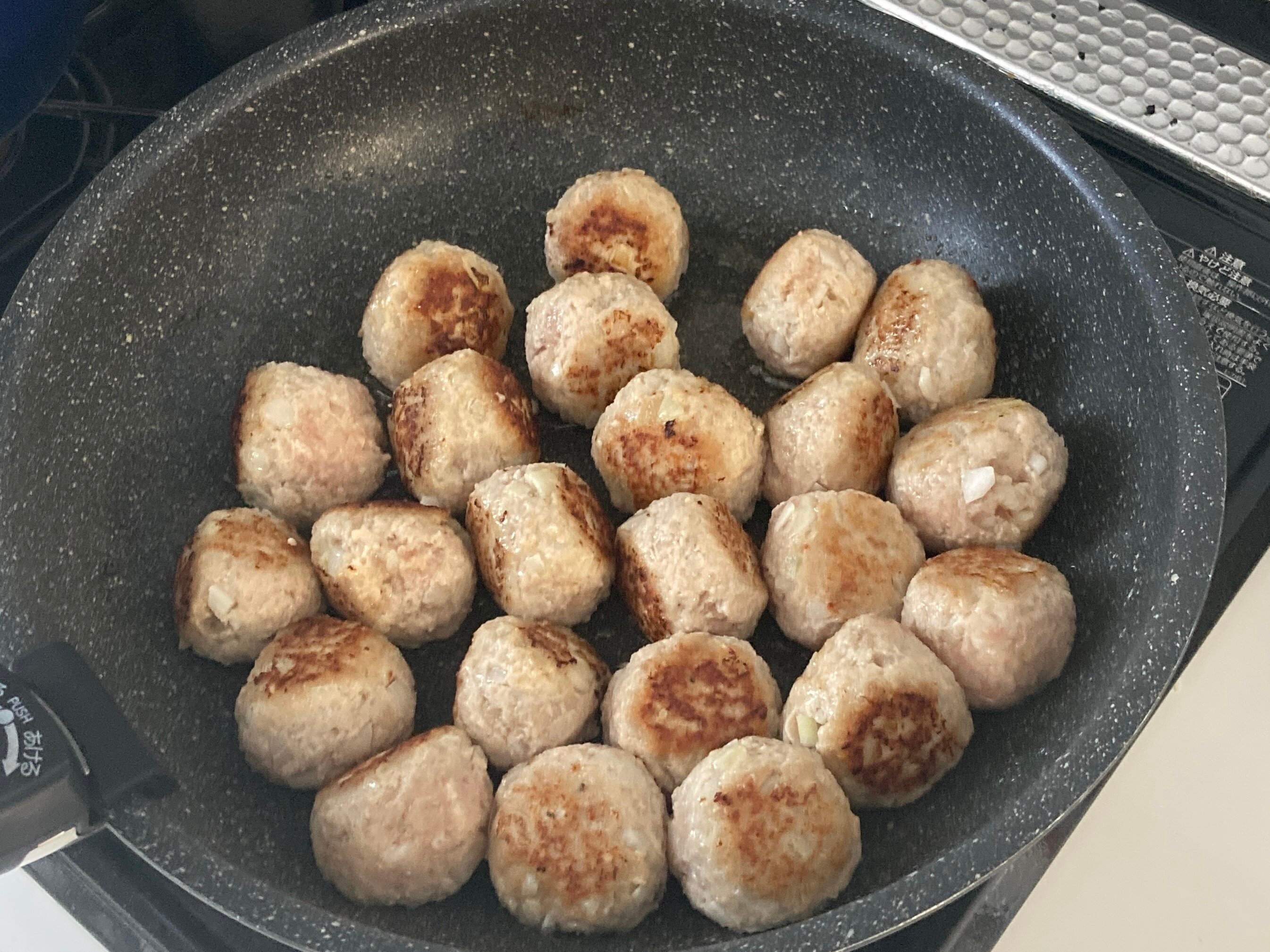 フライパンで焼いているミートボール