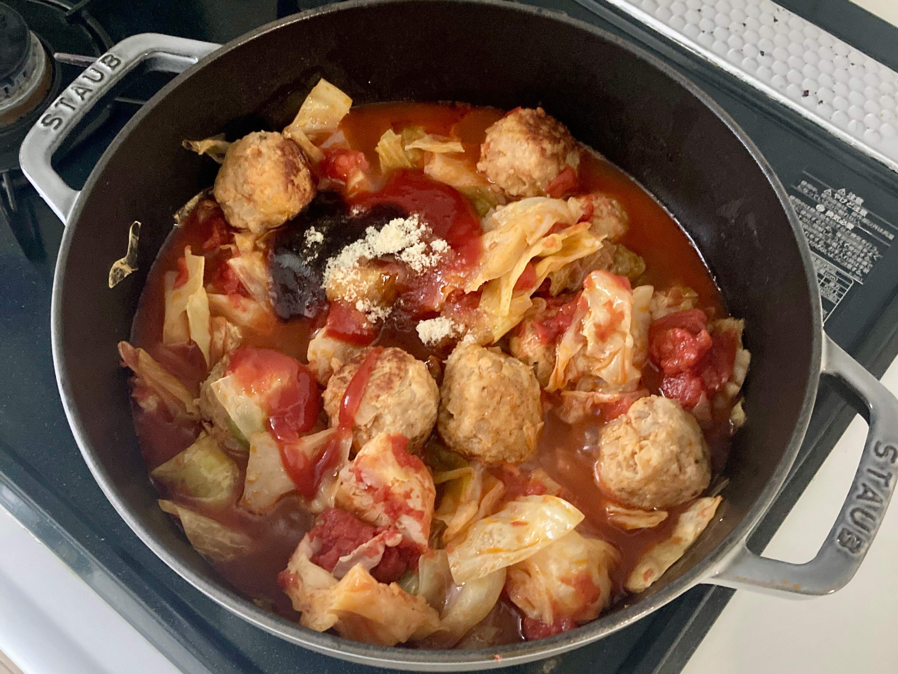 トマト缶で味付けをしているロールしないキャベツ