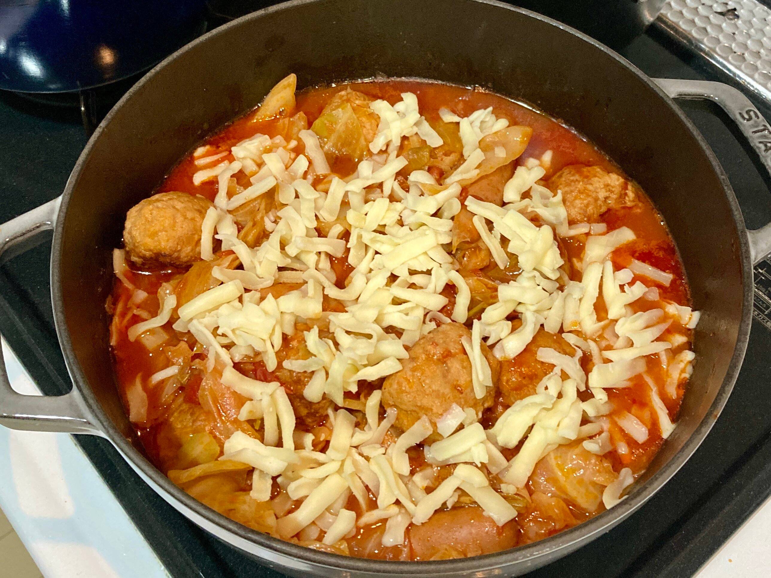 トマト味のロールしないキャベツにチーズをかけたところ