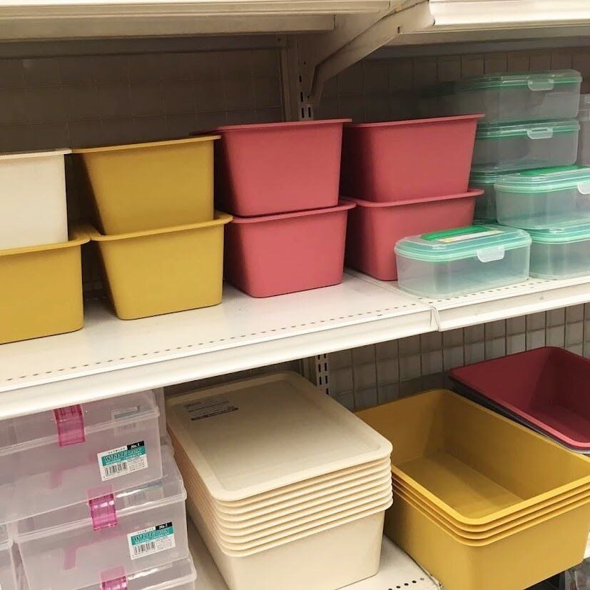 100円ショップの店内