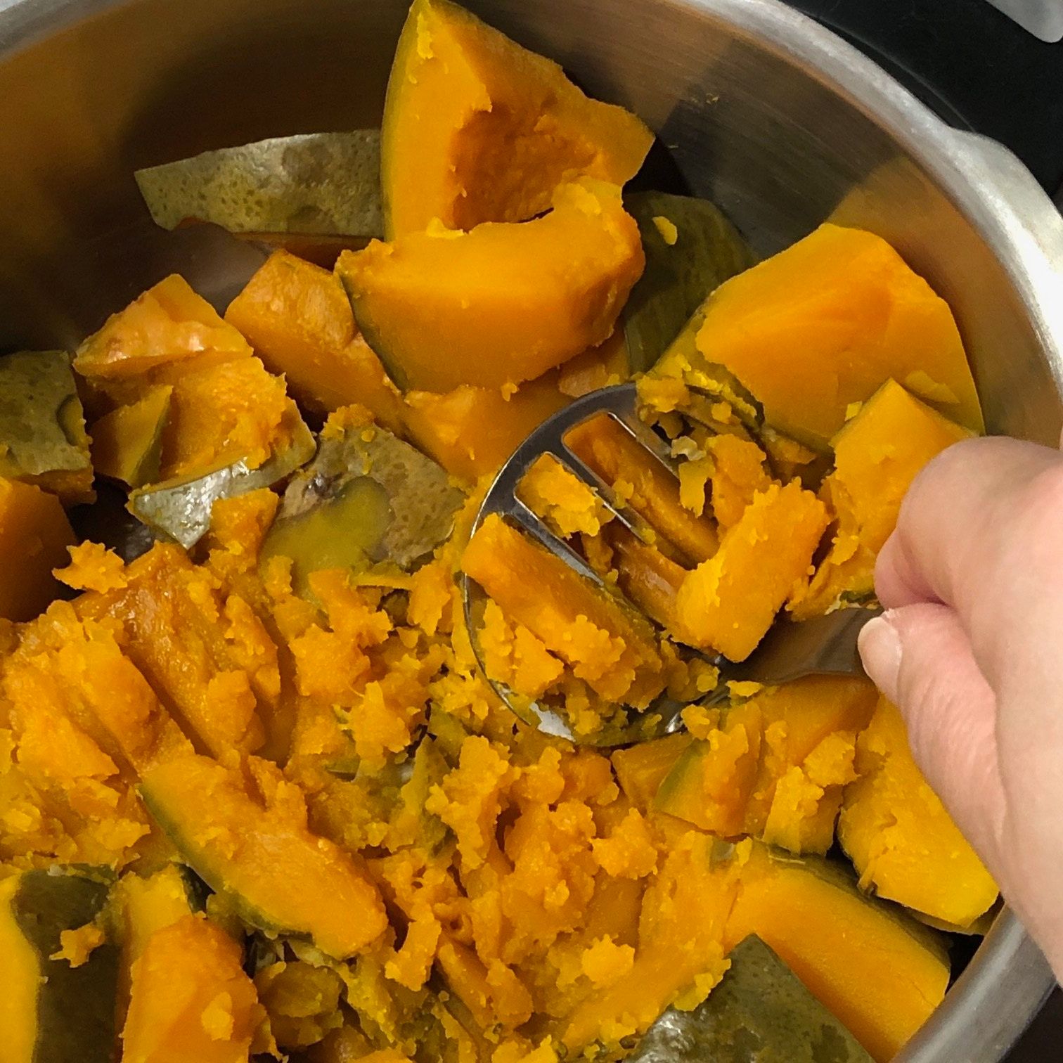 茹でたかぼちゃをつぶす