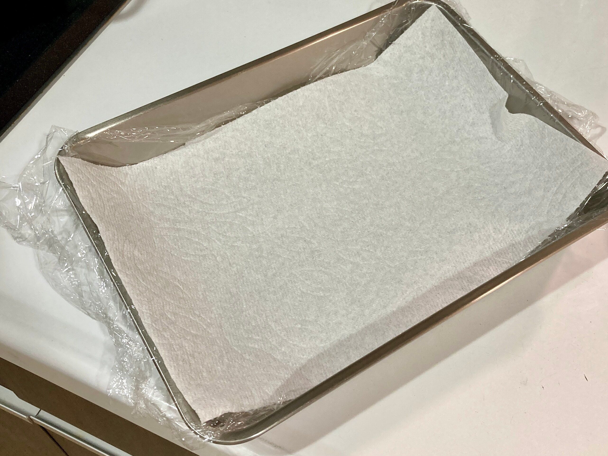 ラップとキッチンペーパーを敷いたバット