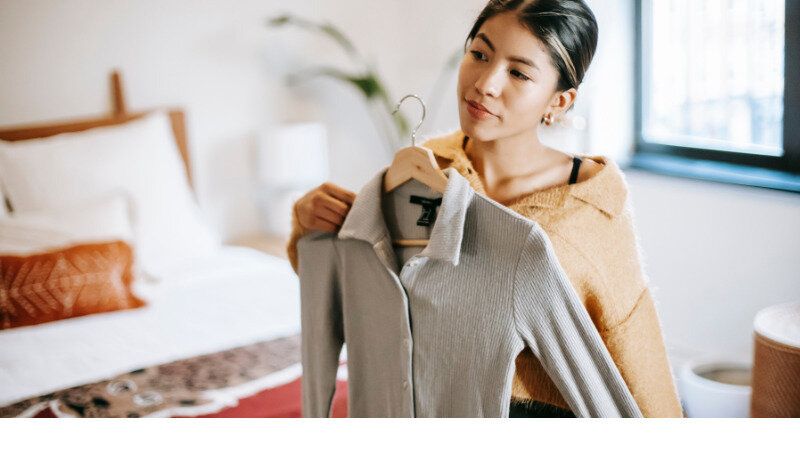 試着していまいちな表情の女性