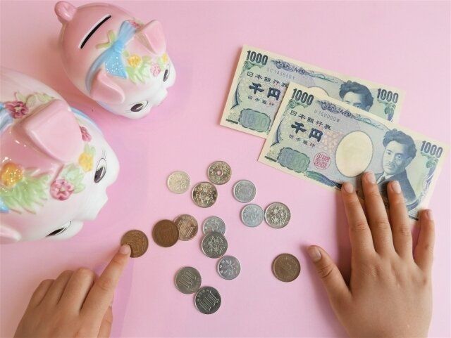 お金と貯金箱