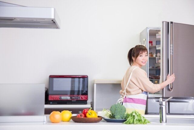 冷蔵庫を開ける女性