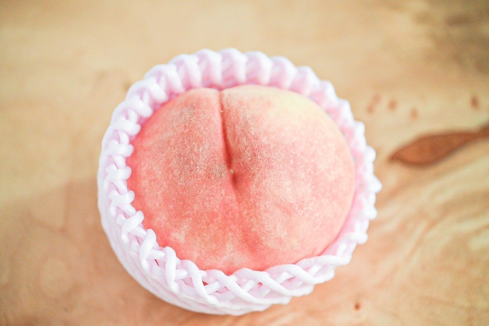 フルーツネットに入った桃