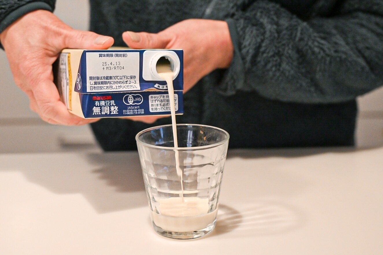 豆乳を注いでいるところ