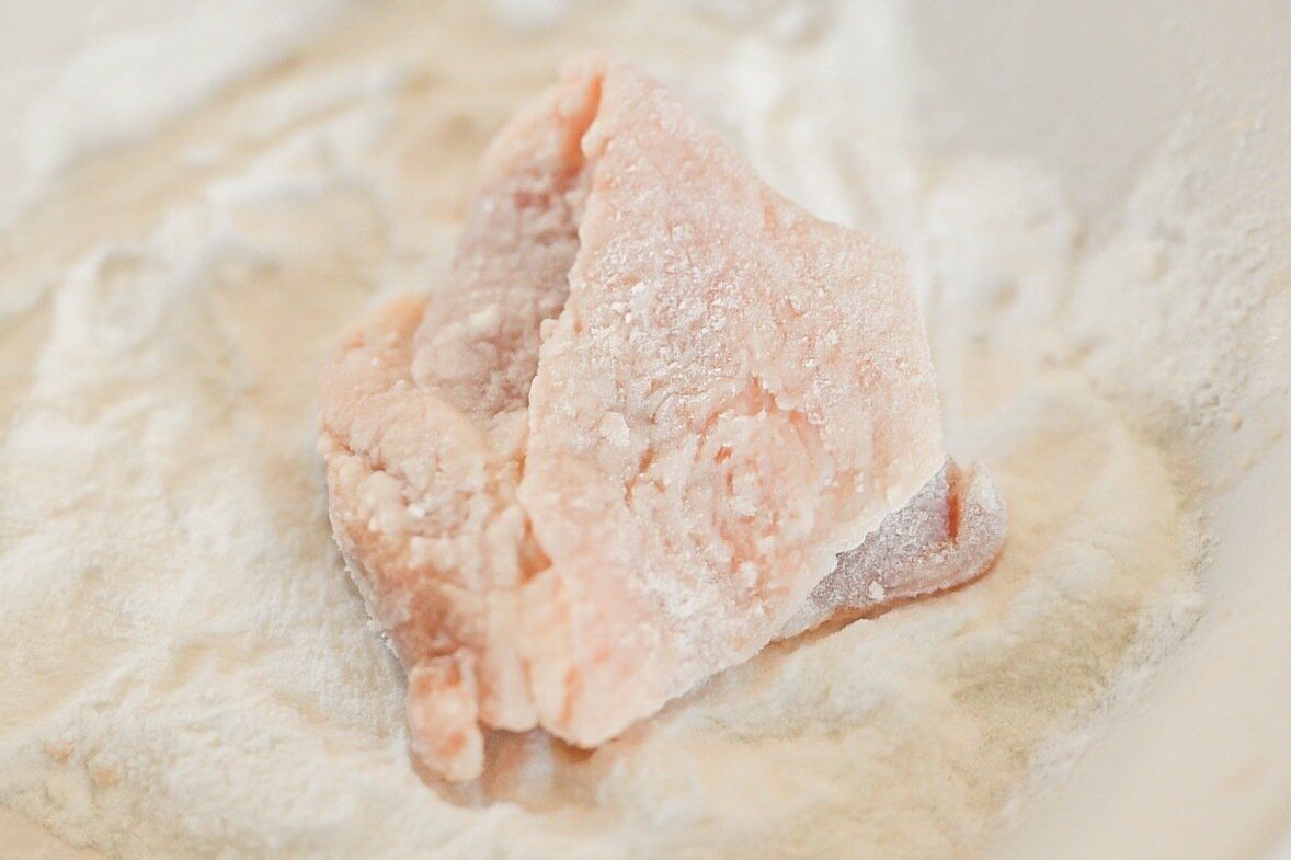 粉を付けた鶏肉