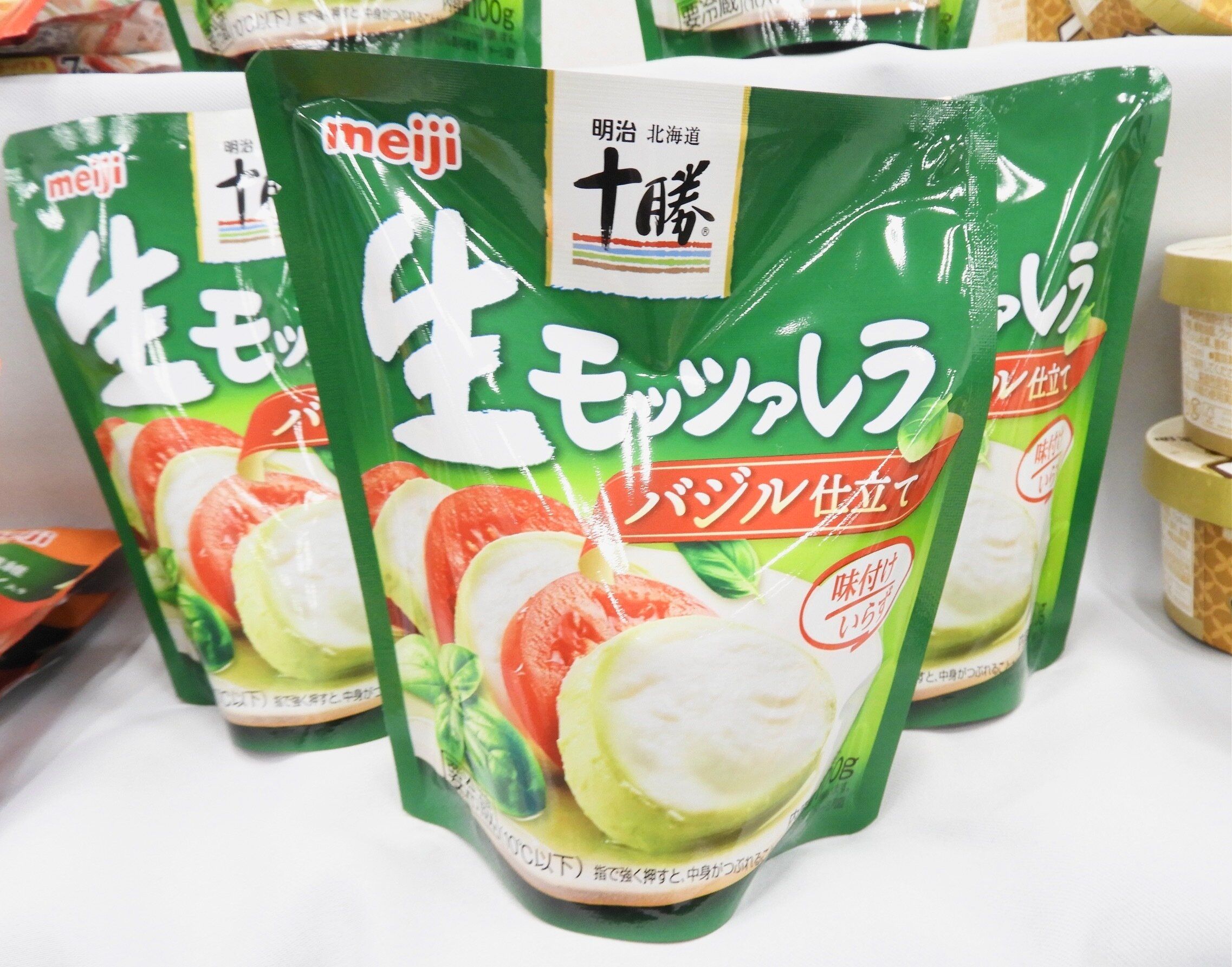 明治北海道十勝生モッツァレラ バジル仕立て