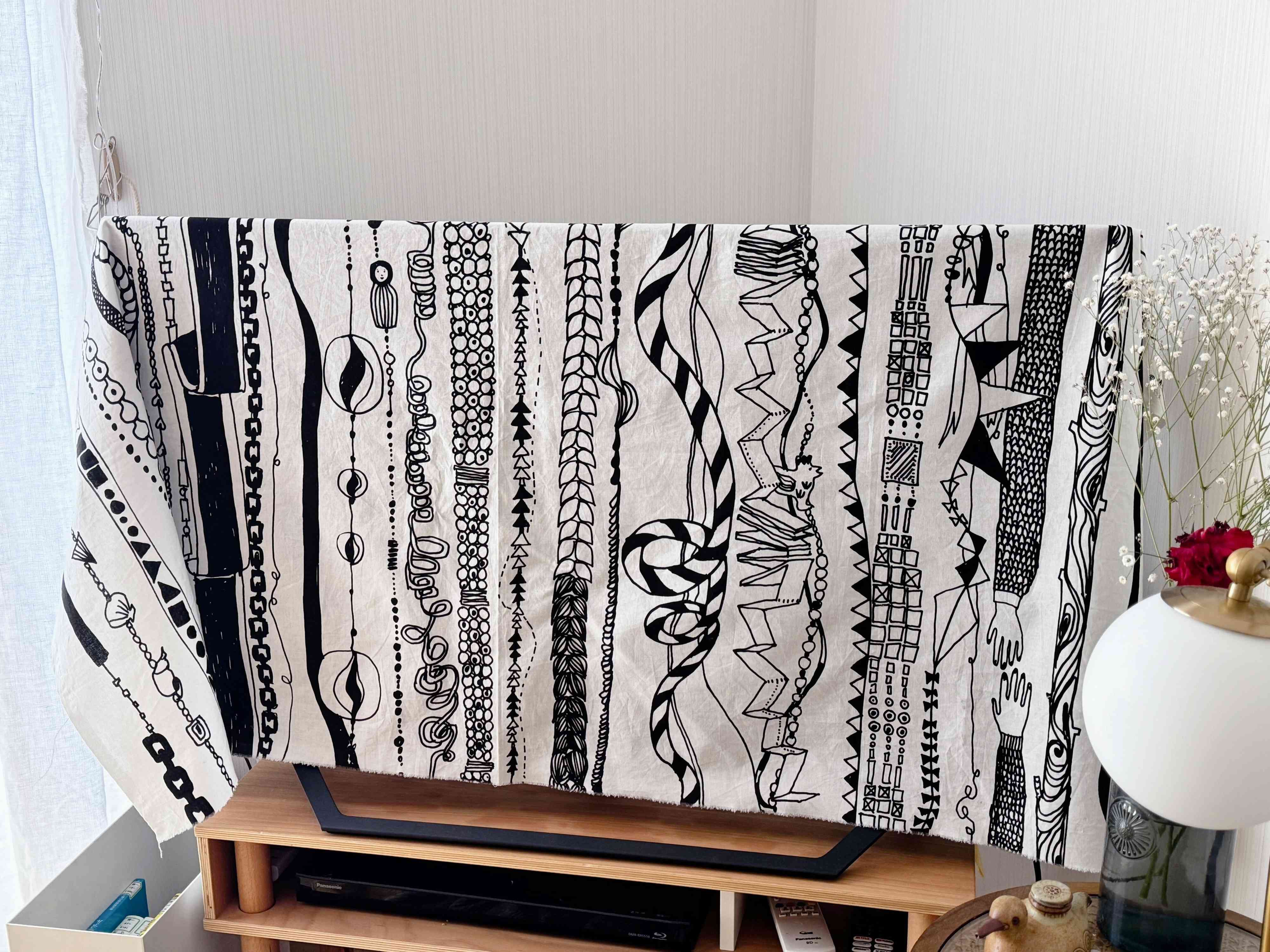 3.テレビにお気に入りの布を被せる