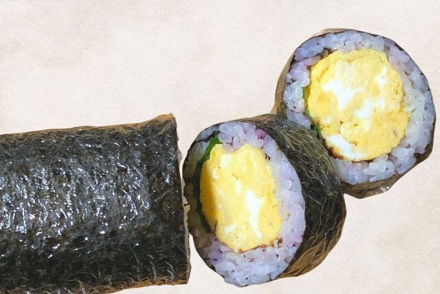 たまご巻きをカット