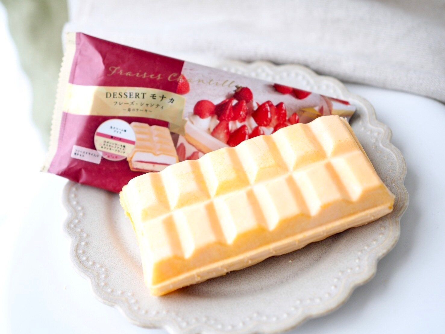 シャトレーゼ「DESSERTモナカ フレーズ・シャンティ」商品写真