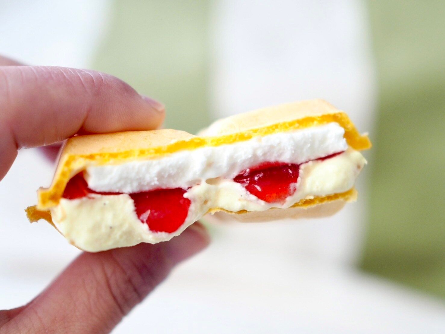 シャトレーゼ「DESSERTモナカ フレーズ・シャンティ」断面とろとろ写真