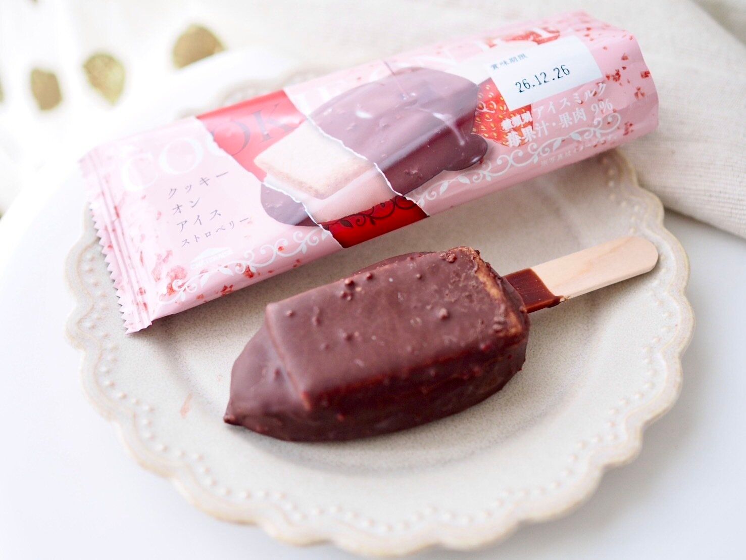 シャトレーゼ「クッキーオンアイス ストロベリー」商品写真