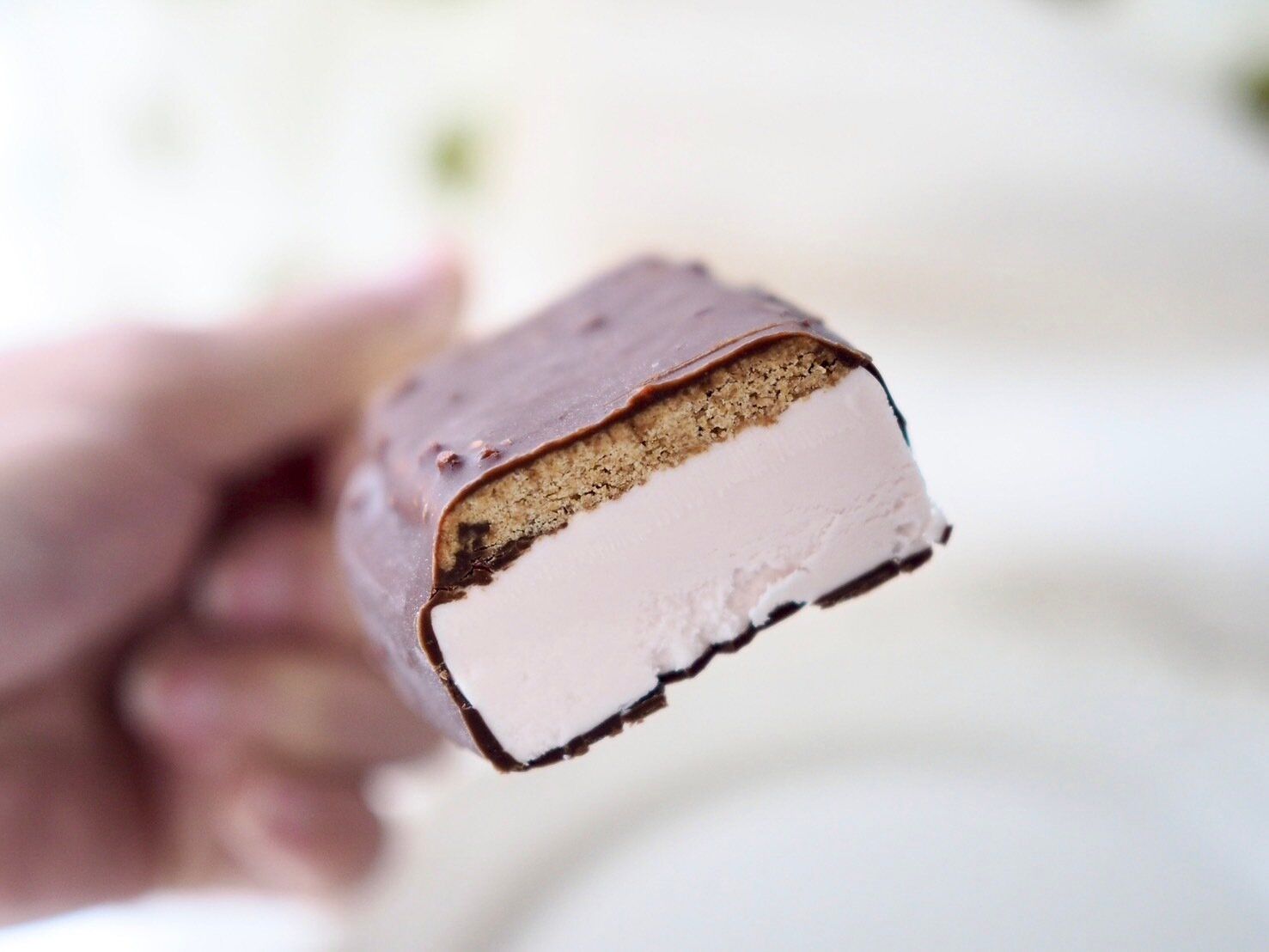 シャトレーゼ「クッキーオンアイス ストロベリー」断面写真