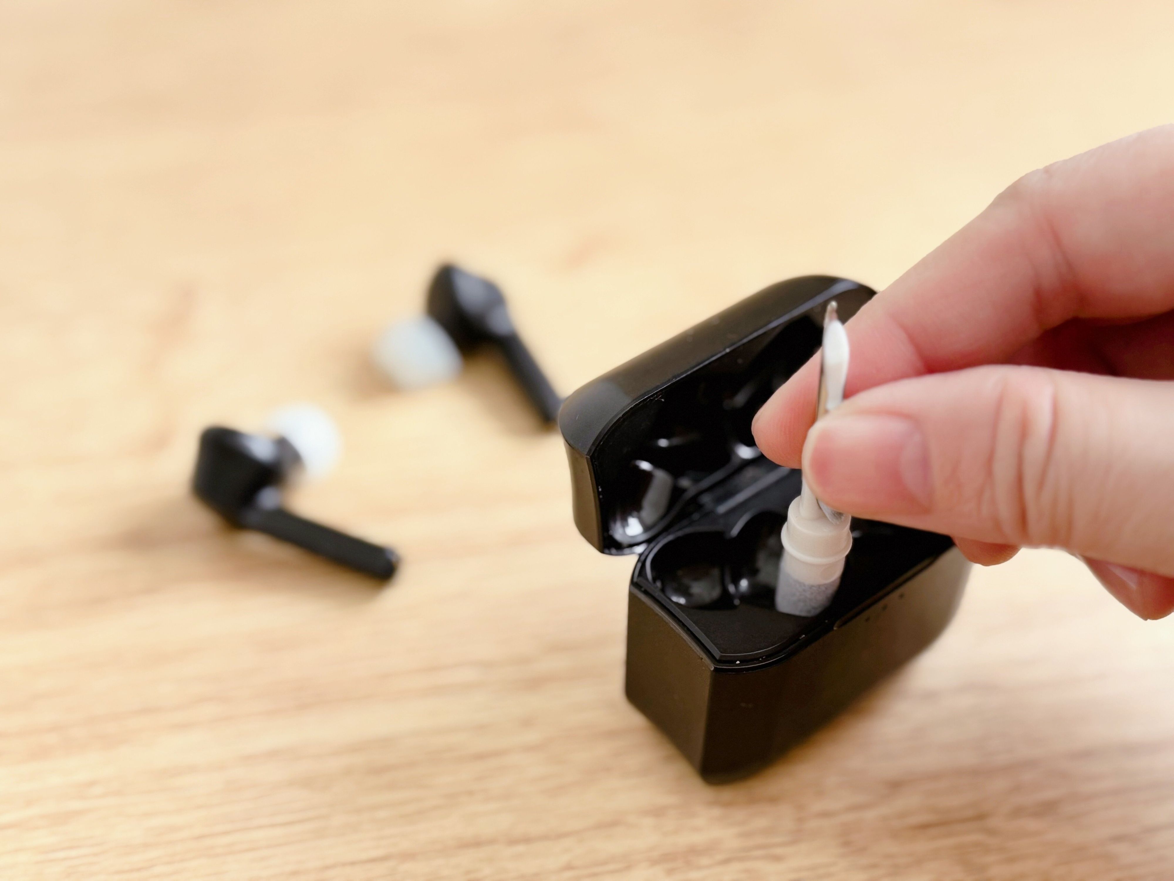 太いブラシ部分はイヤホン収納部分の掃除に