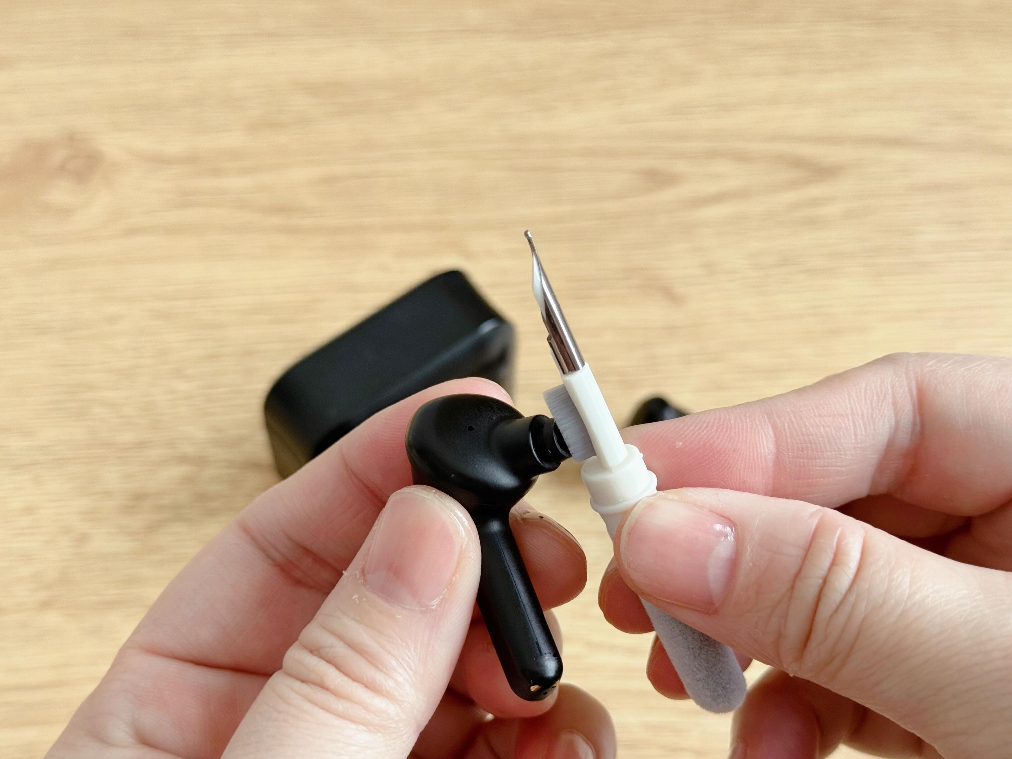 細いブラシ部分はスピーカー部分の掃除に