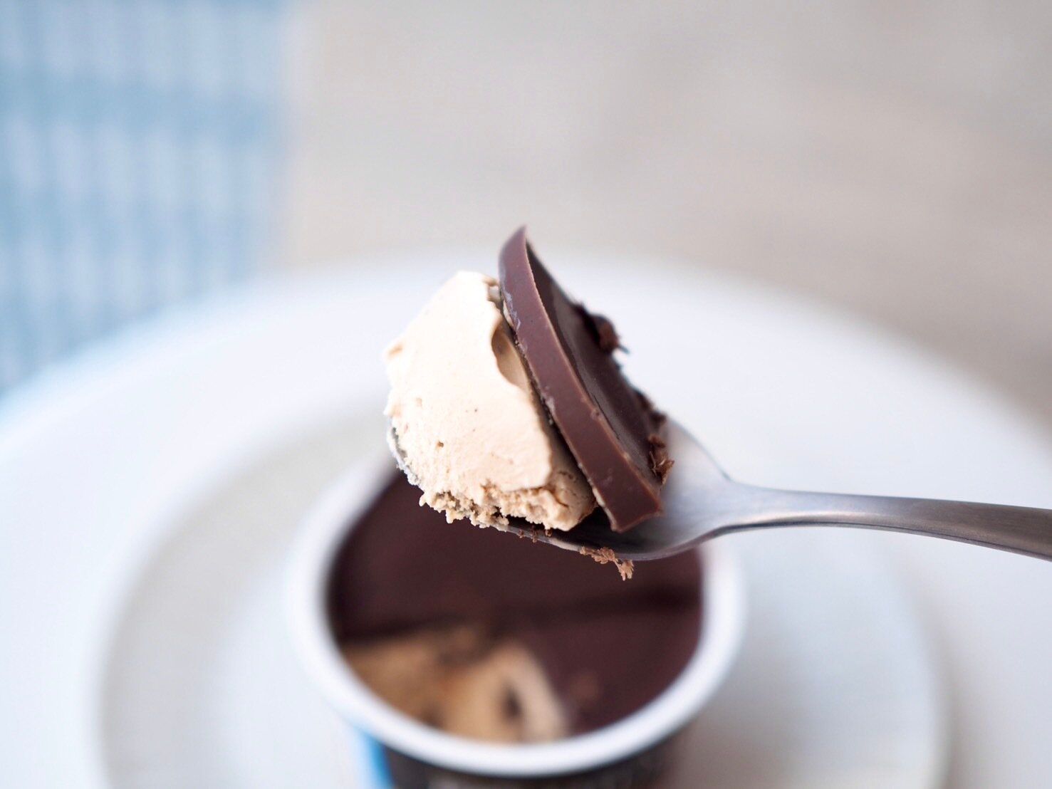 シャトレーゼ「CHATERAISE PREMIUM CRUSH PLATE 香る深煎り珈琲＆アーモンド」スプーンのせ写真