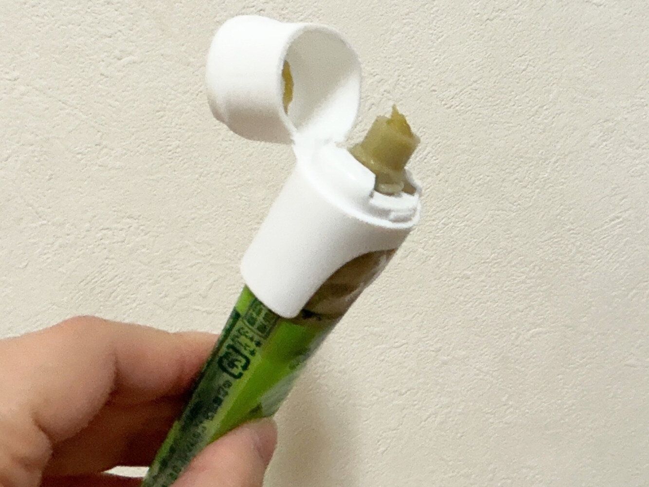 ダイソー薬味チューブキャップフック付き