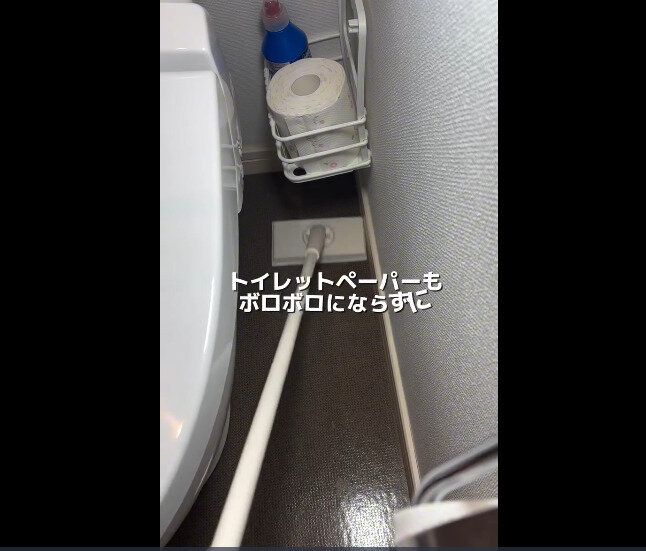 【3COINS】一瞬で装着!プッシュ式ミニヘッドフローリングワイパー