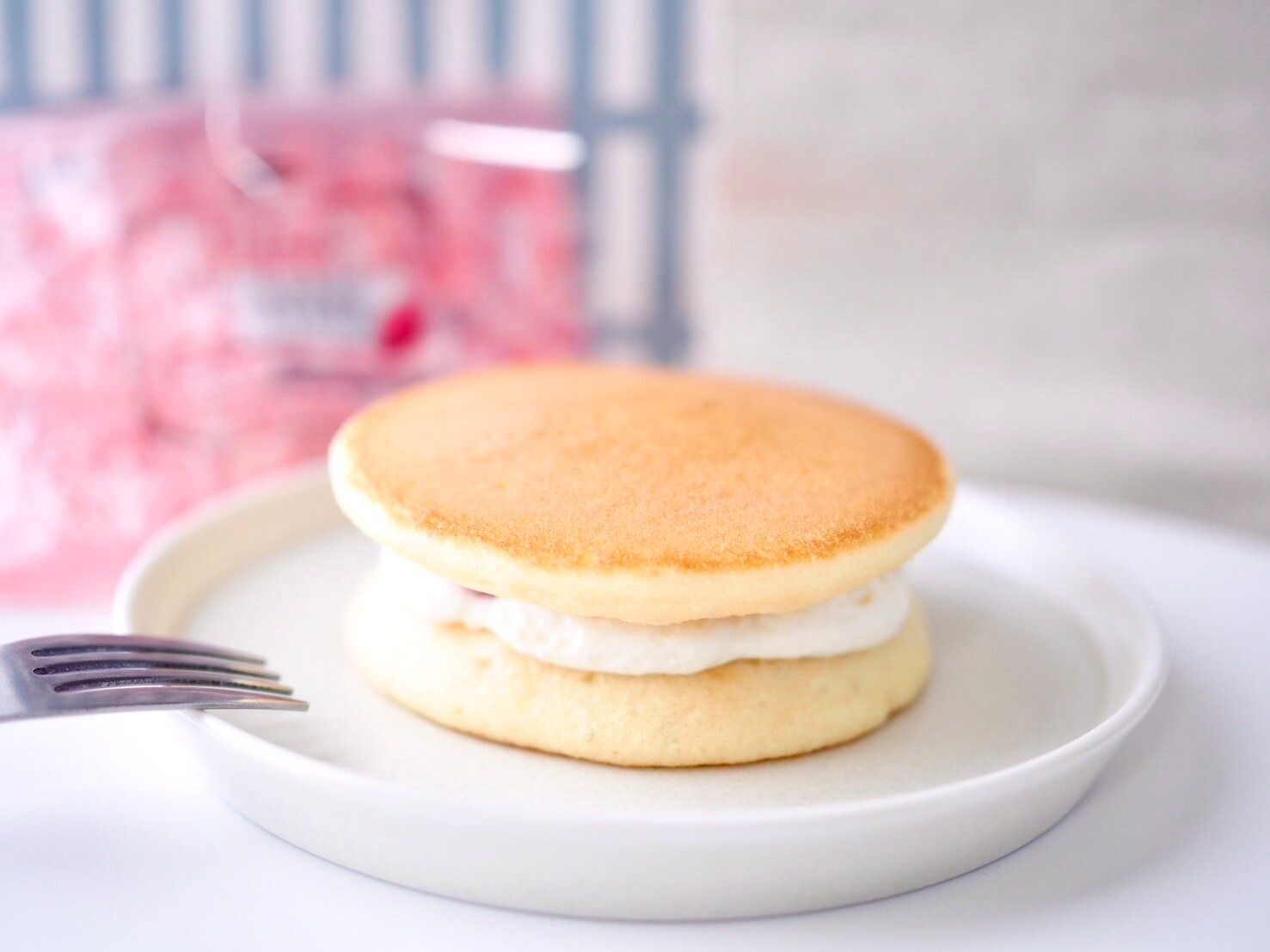 シャトレーゼ「フランス産クリームチーズパンケーキ 苺」商品写真