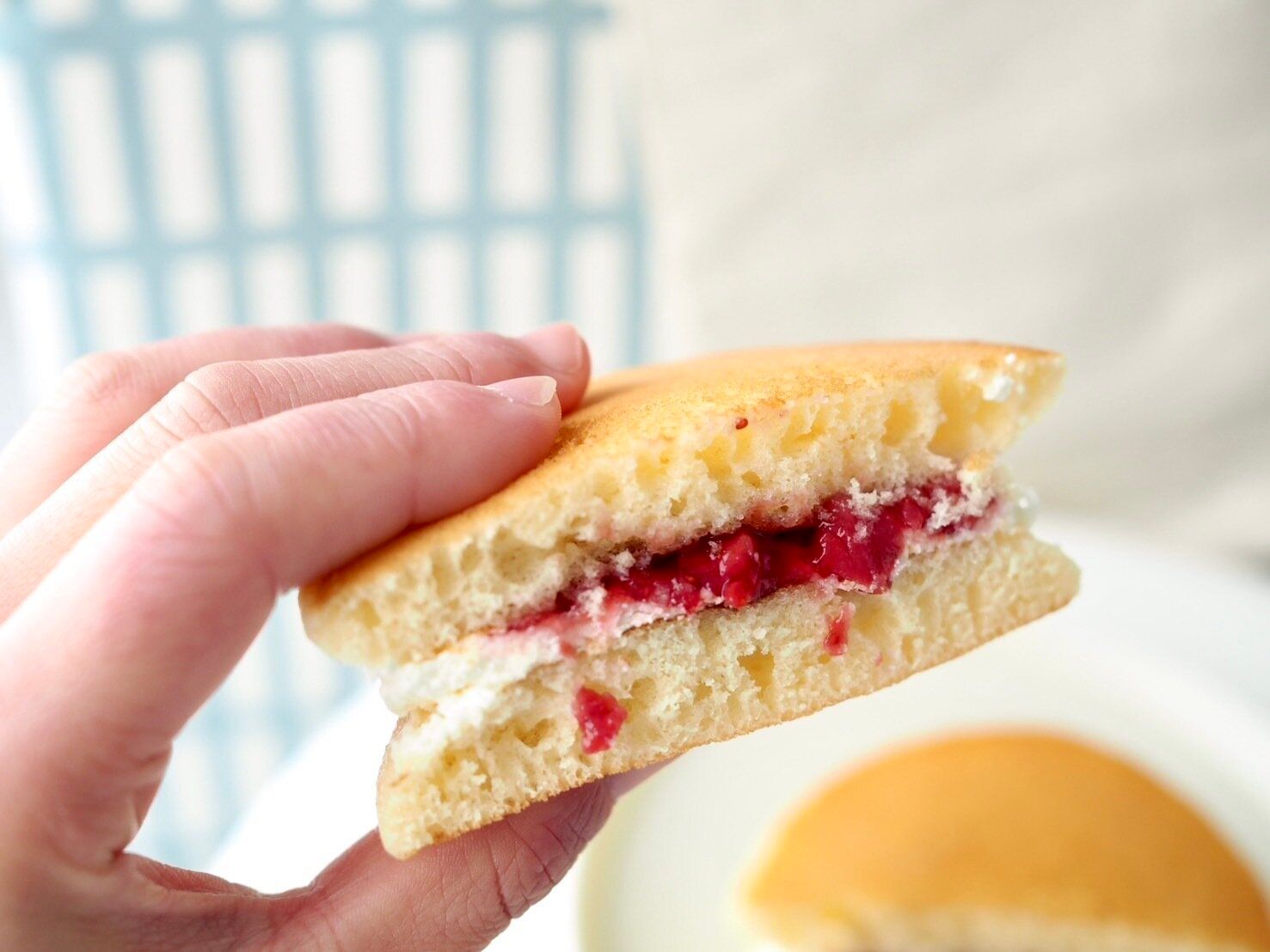 シャトレーゼ「フランス産クリームチーズパンケーキ 苺」断面写真