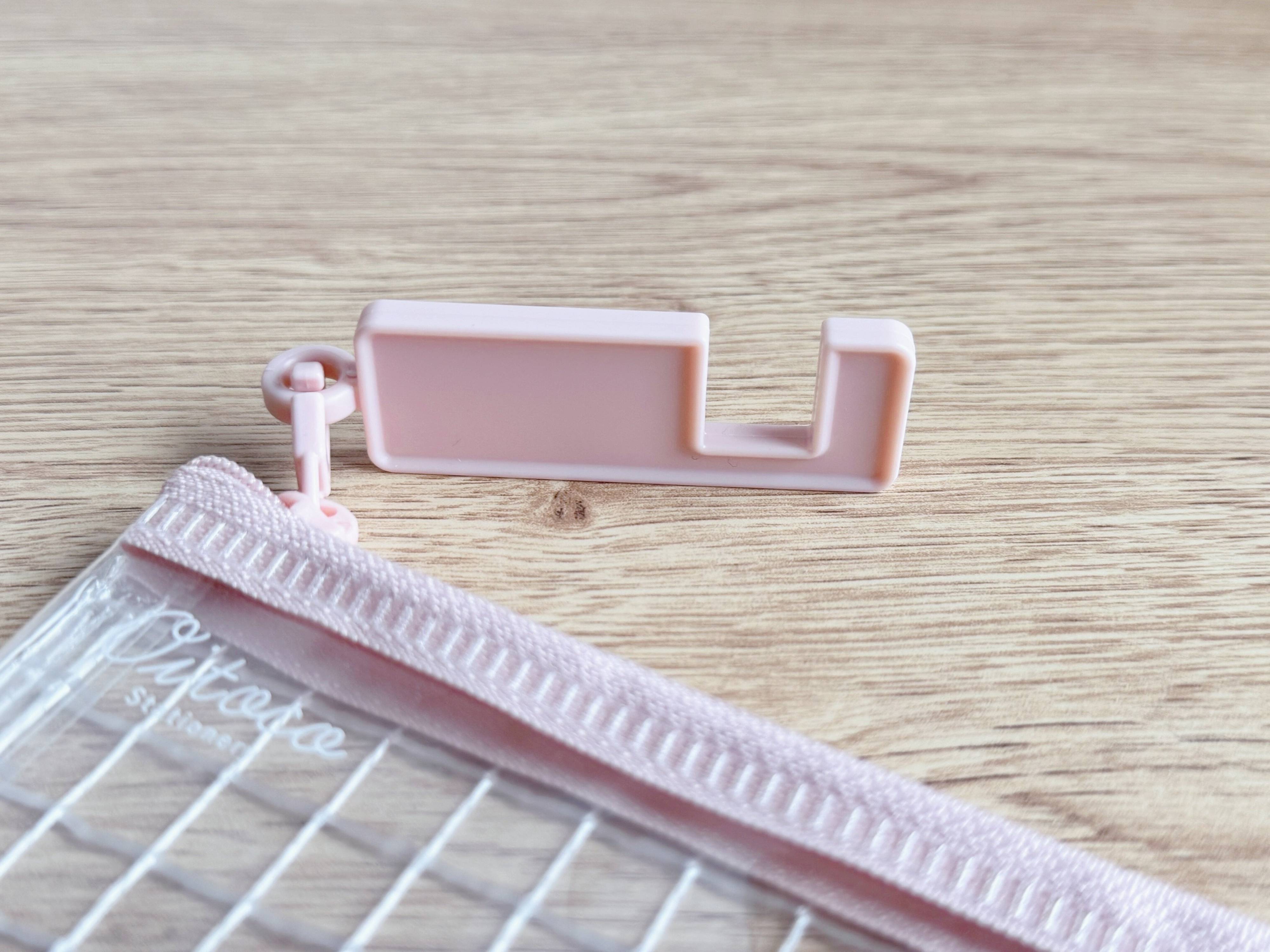 1.スマホが立てられるペンポーチ