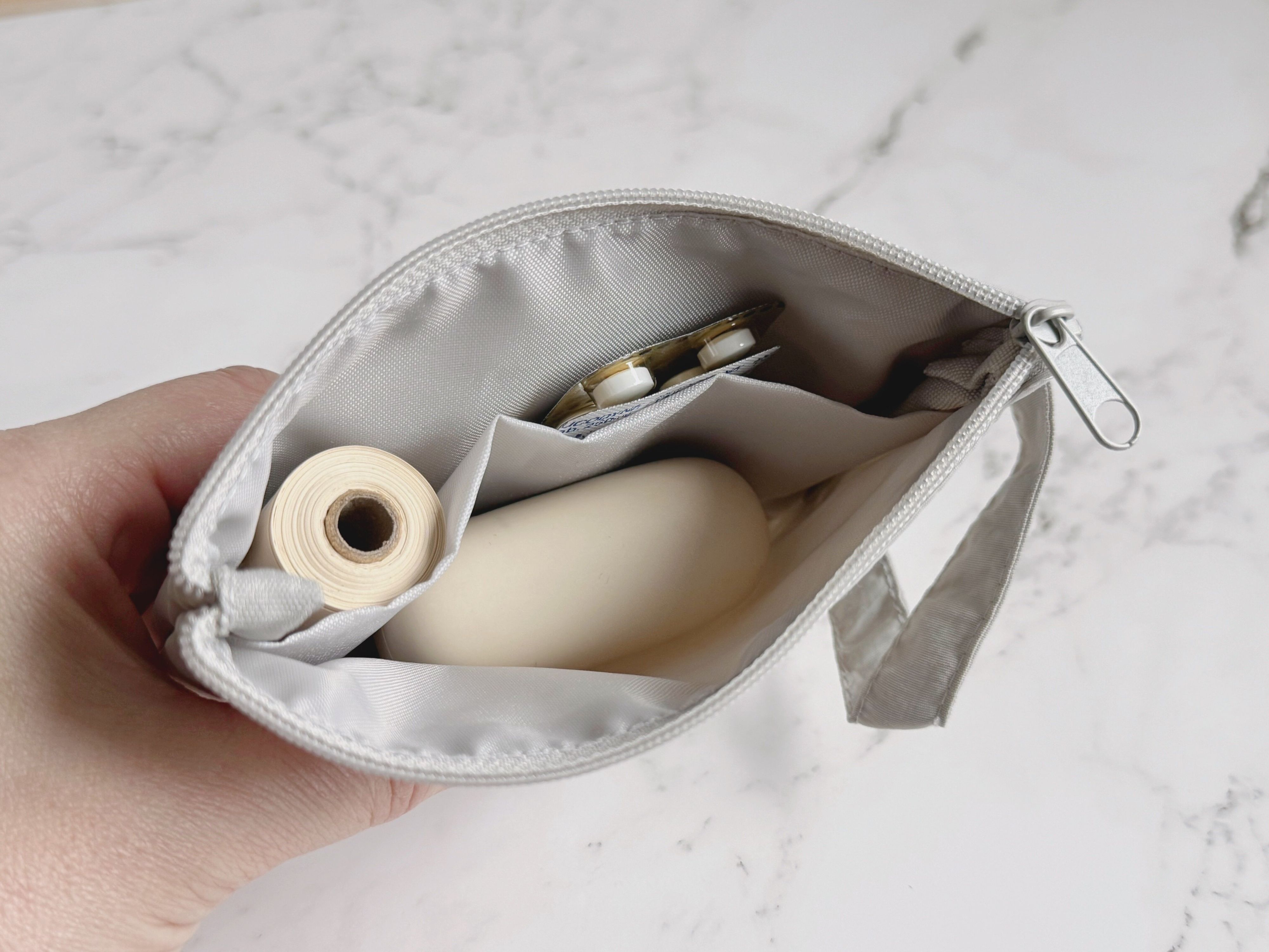 仕切り付きだから立てて収納ができる!