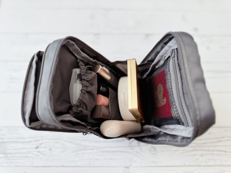 【3COINS】見つけたらすぐ買って！ごちゃつきがちなコスメがすっきりとまとまる化粧ポーチ