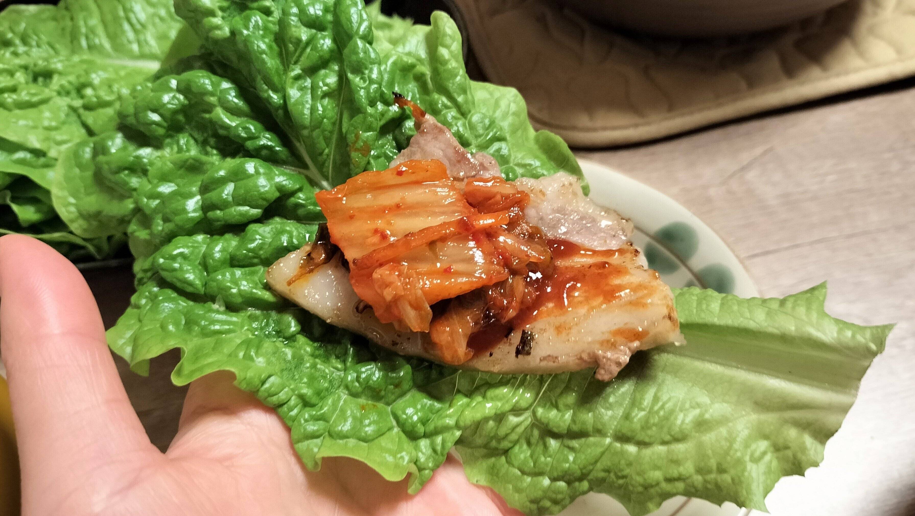 つけだれをつけたサムギョプサル