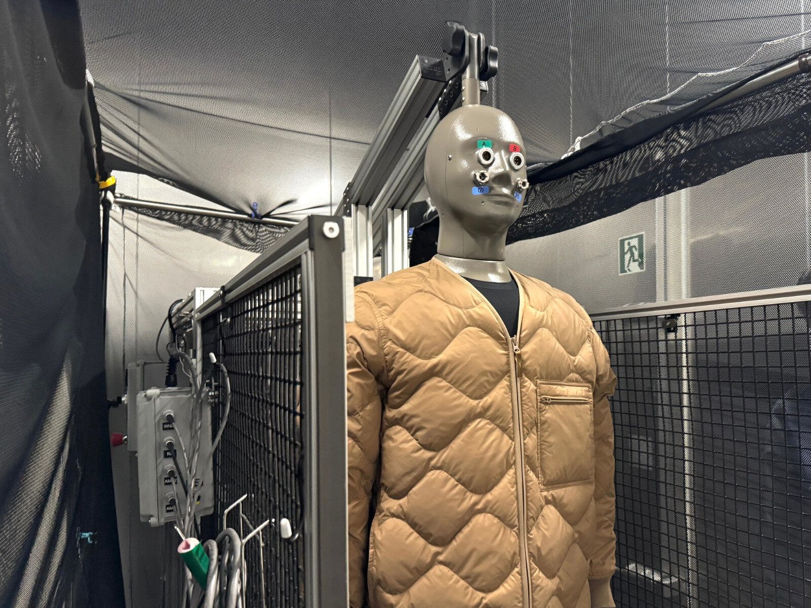 ユニクロ　リサイクルダウン　実験の様子