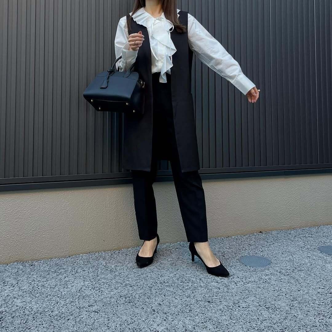 アラフォーの正解とは？黒・紺パンツでつくる「センスがいい」卒入学コーデ