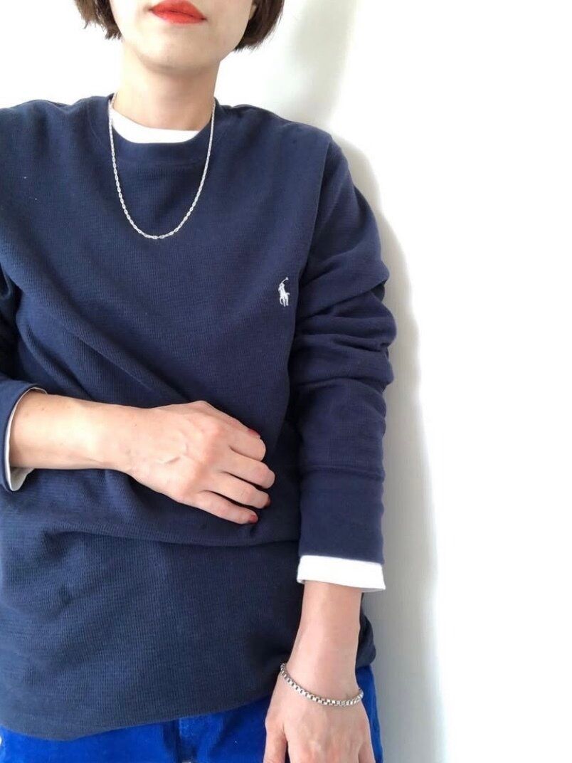 ネイビーの洋服とブルーのパンツ