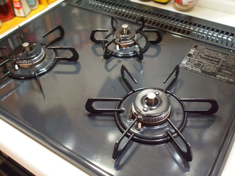 こびりついた汚れは意外なアイテムで解決！ガスコンロをピカピカにする方法