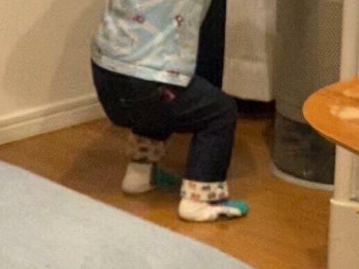 【栄養たっぷりの光景】1歳息子がパパのまねっこ。親子スクワットが尊すぎて2.8万人が癒やされる