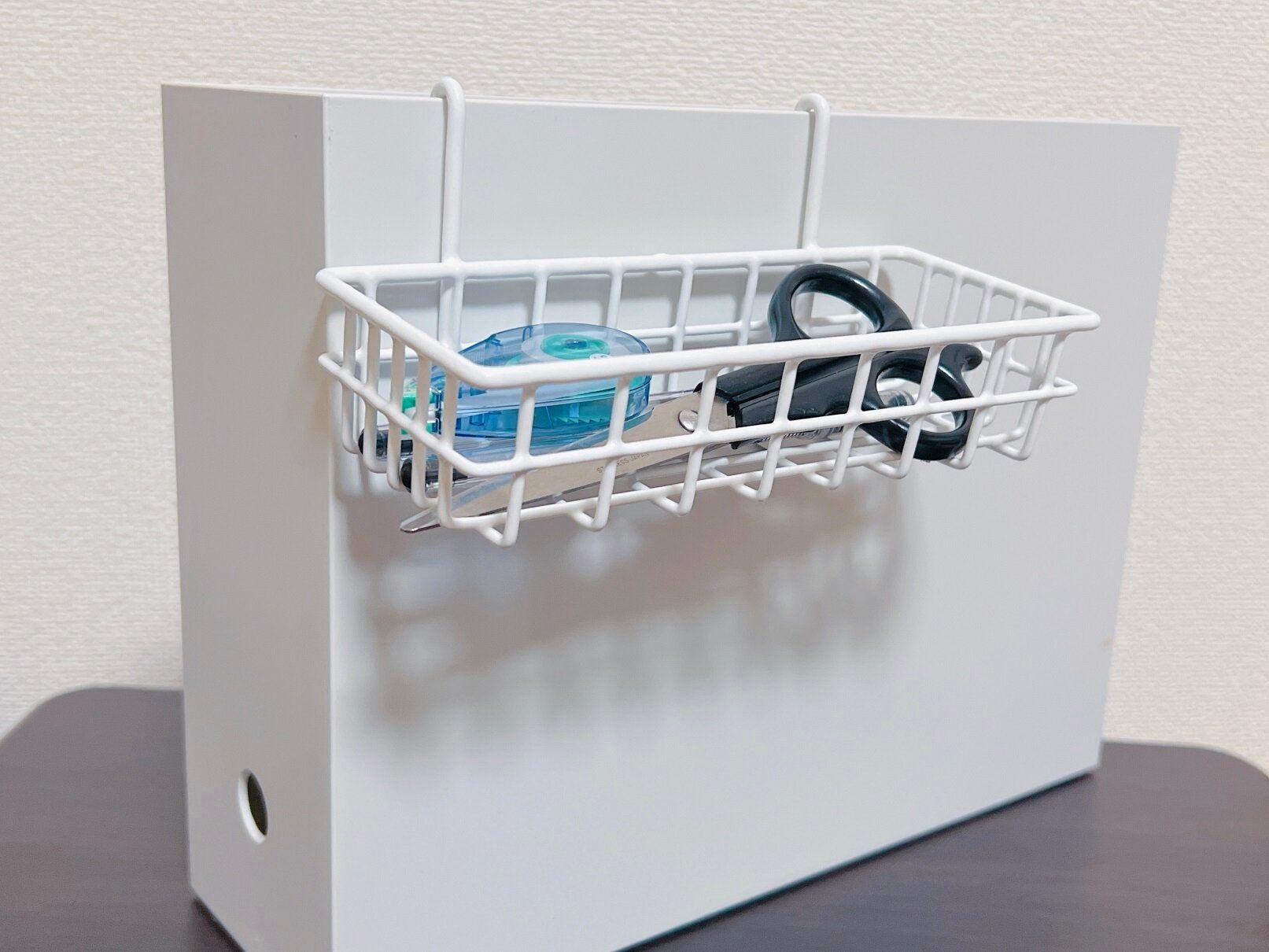 【ダイソー】忙しい朝の時短がこれひとつで叶う!?「ワイヤーネットかご」は家のあらゆるところで活躍間違いなしのスグレモノ