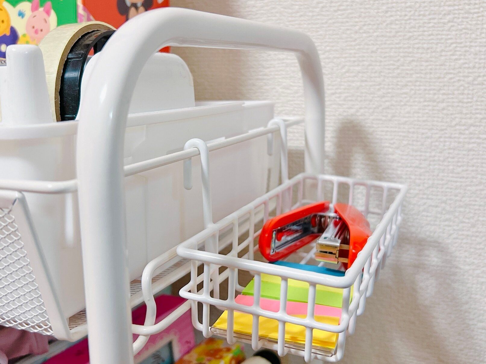 【ダイソー】忙しい朝の時短がこれひとつで叶う!?「ワイヤーネットかご」は家のあらゆるところで活躍間違いなしのスグレモノ