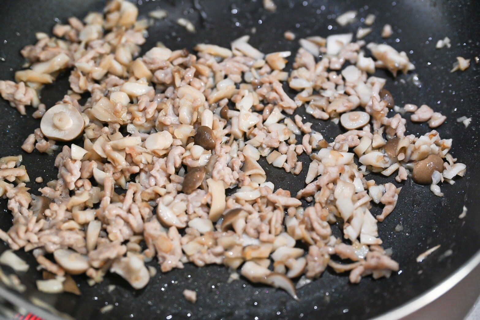 具材を炒めているフライパン