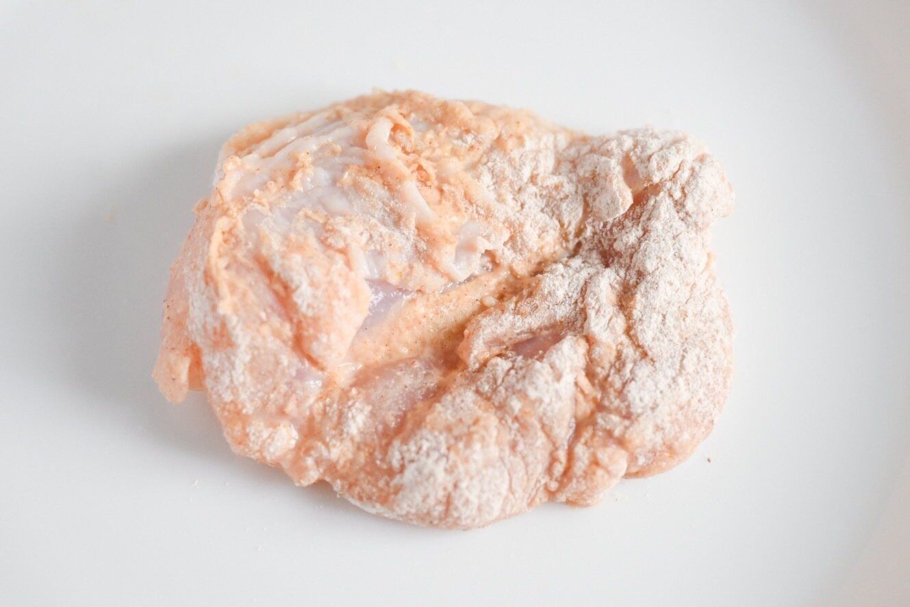 まぶし粉を絡めた鶏もも肉