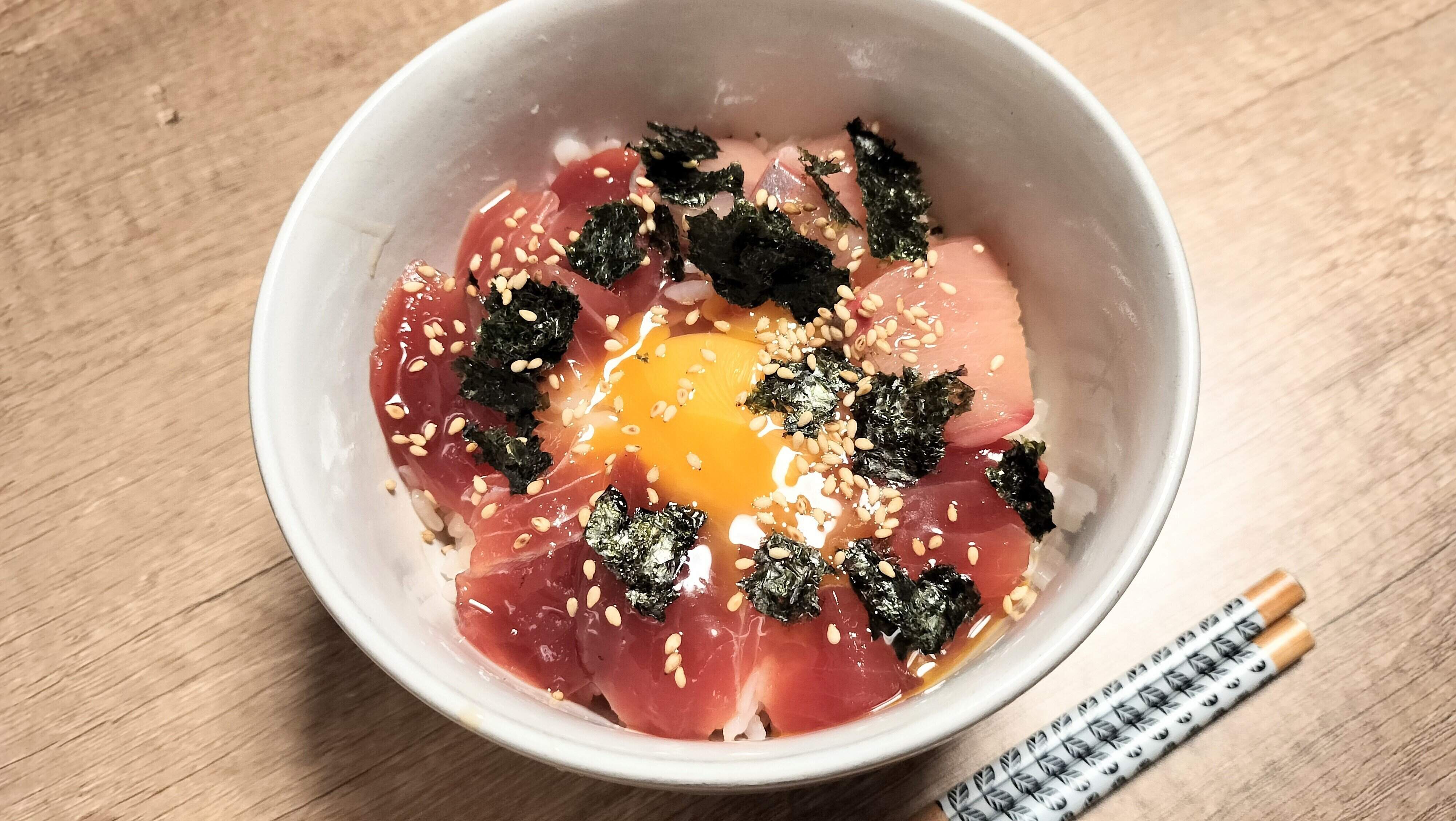 海鮮丼のたれでつくるマグロとブリの海鮮丼