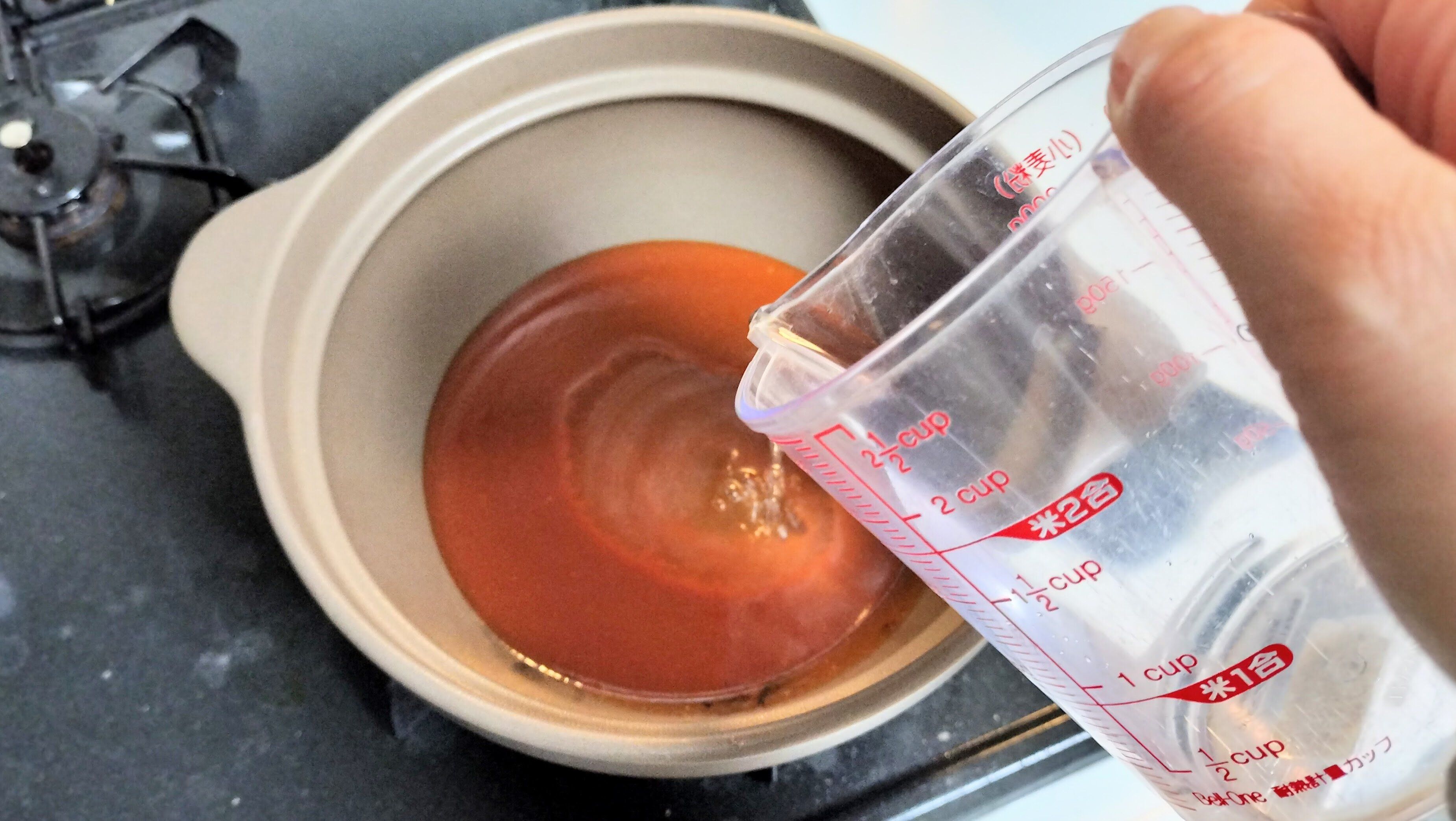 鍋に素と水を入れる