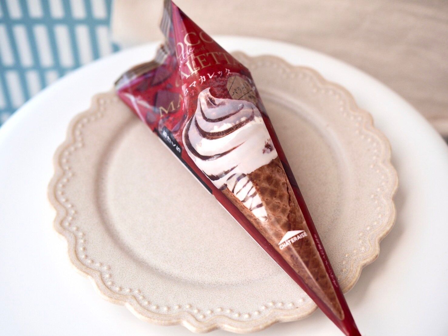 シャトレーゼ「チョコマカレッタ ザ ミルクソフト」商品写真