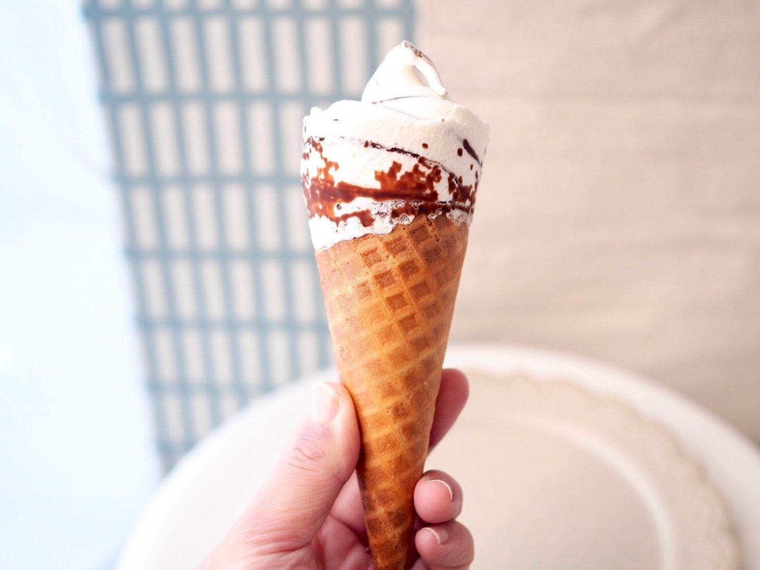 シャトレーゼ「チョコマカレッタ ザ ミルクソフト」開封後写真