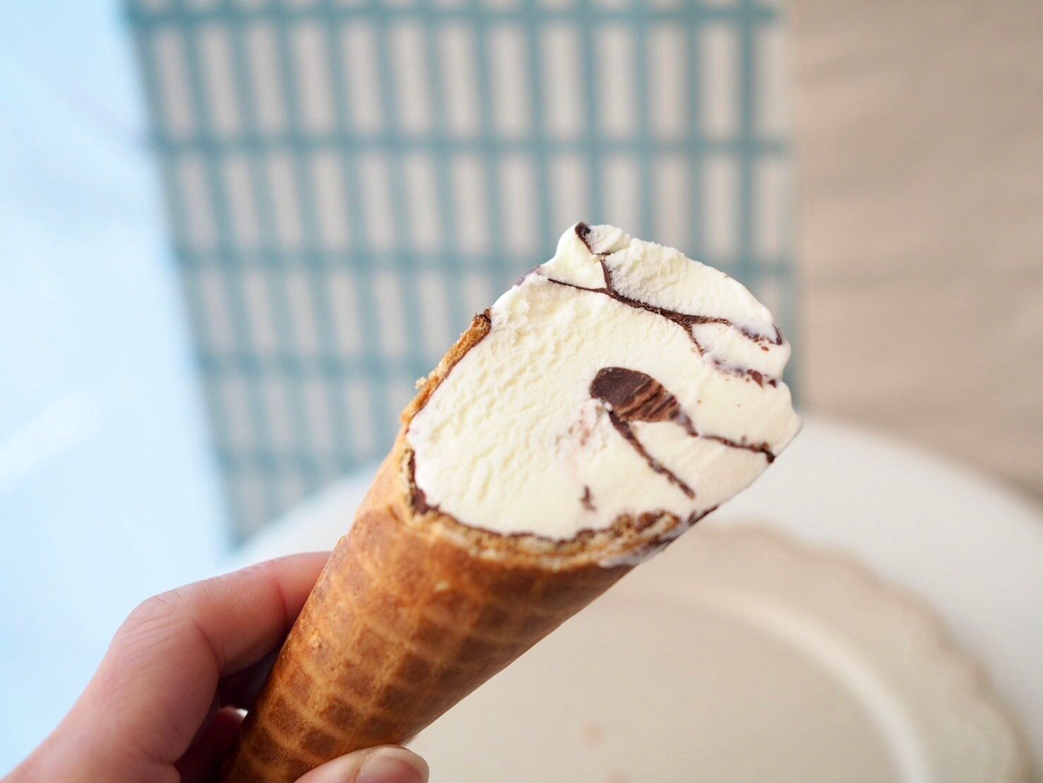 シャトレーゼ「チョコマカレッタ ザ ミルクソフト」断面写真