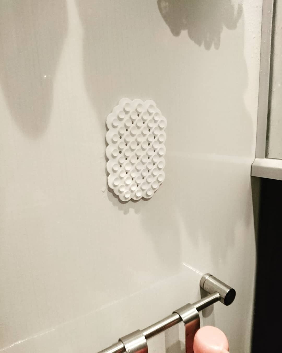 【セリア】小さなお子さんでも手が届く！吸盤を使った浮かせる収納