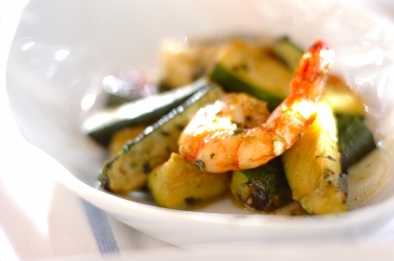 ホタテとエビ、ズッキーニのソテー ジェノベーゼソース風味